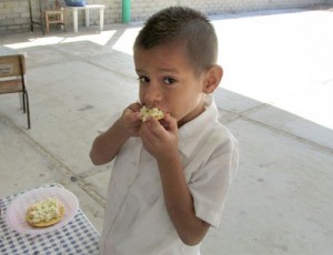 Eating lunch at the Quimixto kindergarten